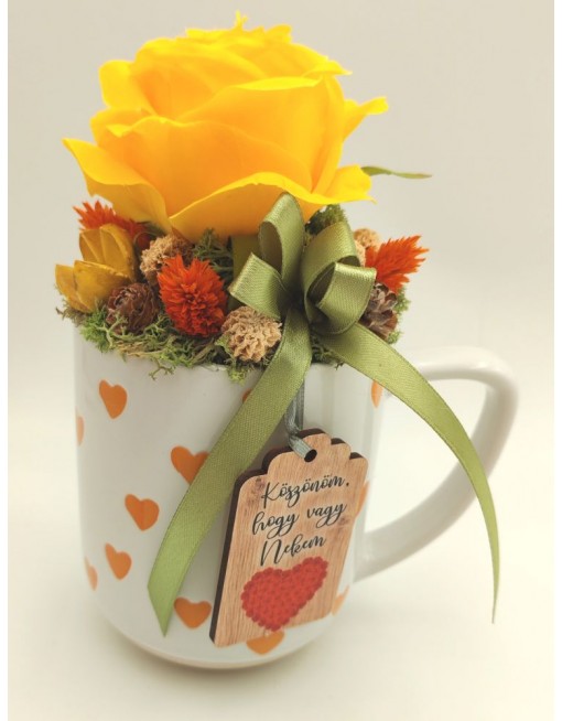 Bögre sárga rózsával