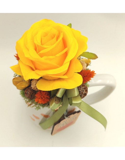 Bögre sárga rózsával