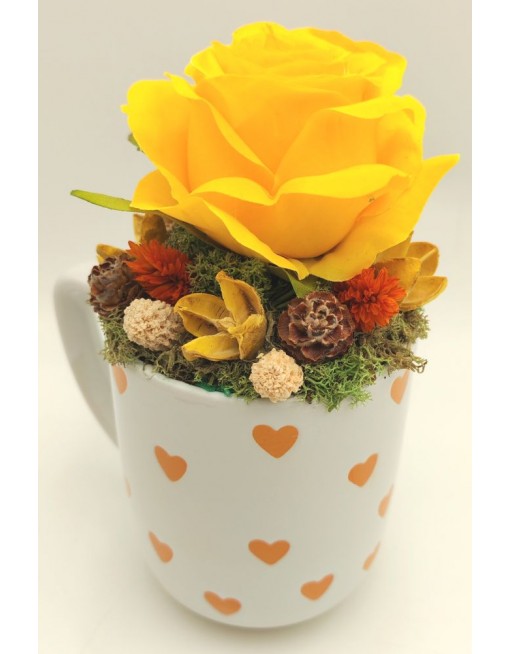 Bögre sárga rózsával