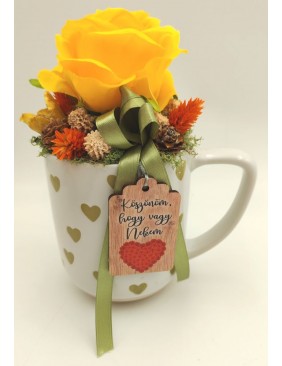 Bögre sárga rózsával 2