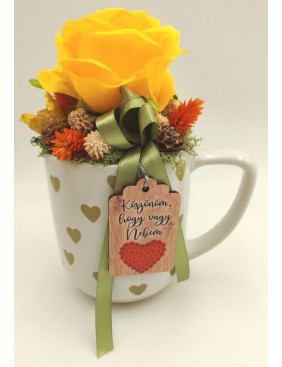 Bögre sárga rózsával 2