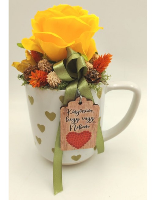 Bögre sárga rózsával 2