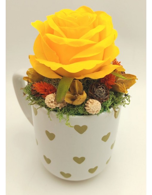 Bögre sárga rózsával 2