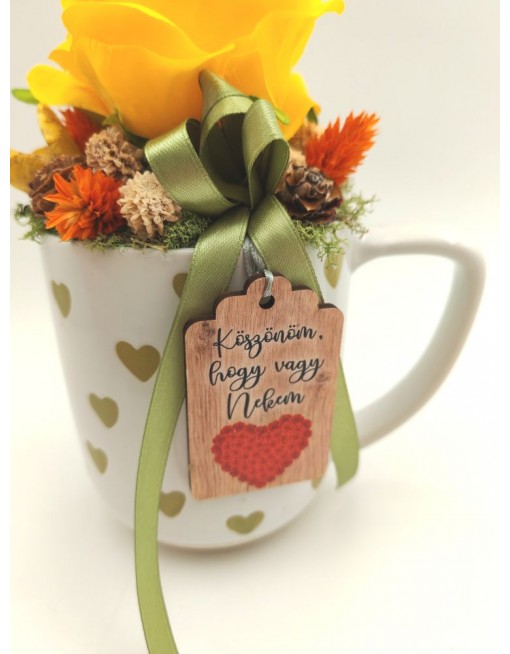 Bögre sárga rózsával 2