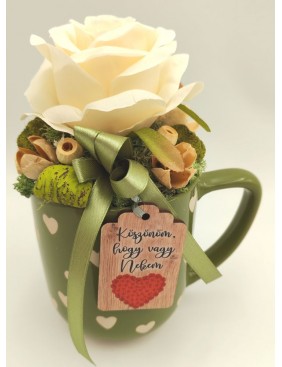 Bögre fehér rózsával 