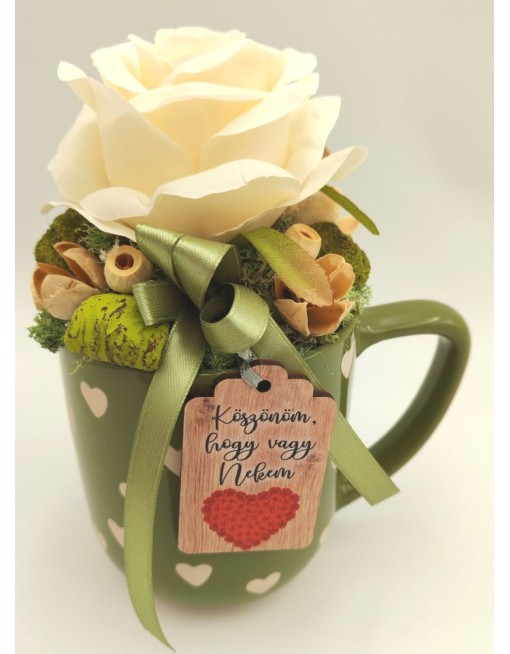 Bögre fehér rózsával 