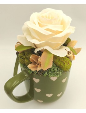 Bögre fehér rózsával 