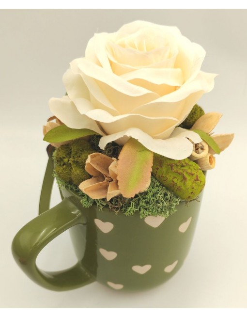 Bögre fehér rózsával 