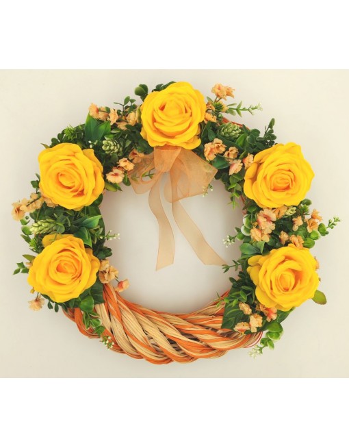 Kopogtató sárga rózsával