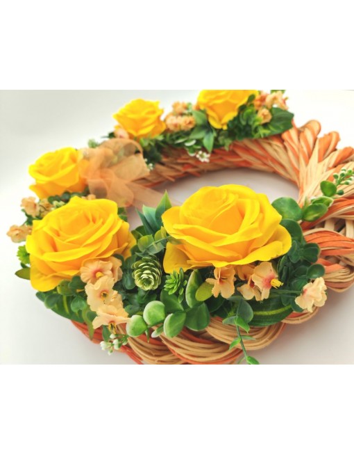 Kopogtató sárga rózsával