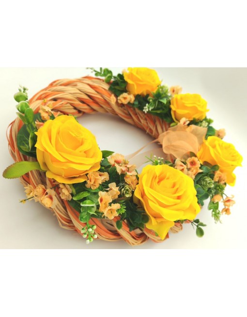 Kopogtató sárga rózsával