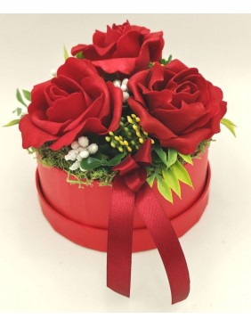 Közepes piros box rózsákkal