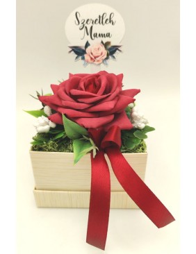 Kis doboz bordó rózsával