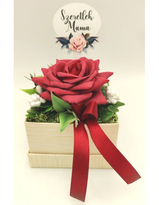 Kis doboz bordó rózsával