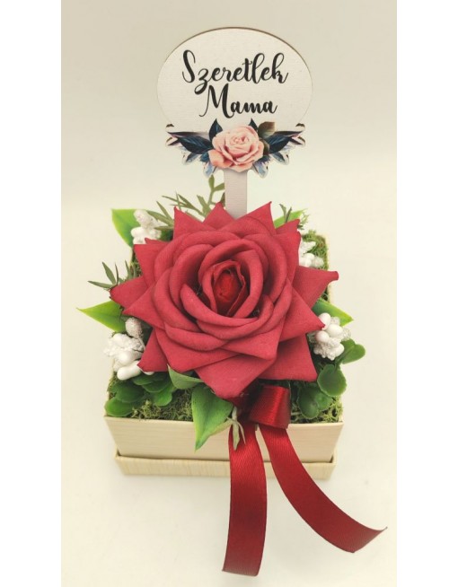 Kis doboz bordó rózsával
