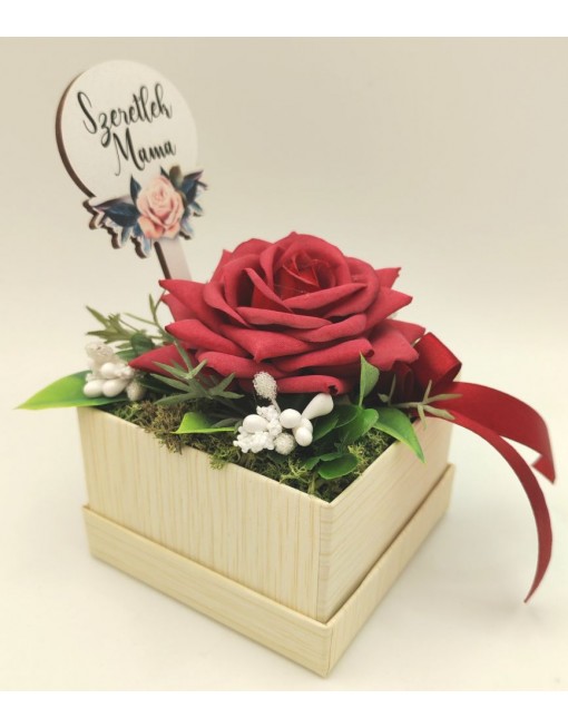 Kis doboz bordó rózsával