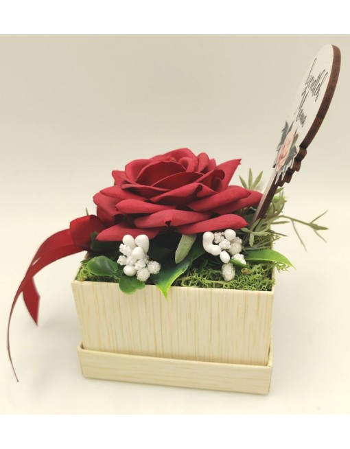 Kis doboz bordó rózsával