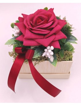 Kis doboz bordó rózsával 2