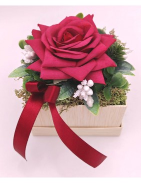 Kis doboz bordó rózsával 2
