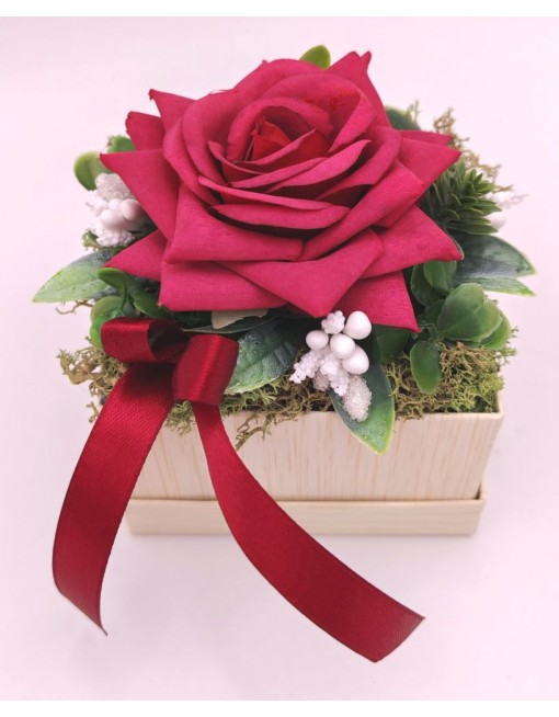 Kis doboz bordó rózsával 2