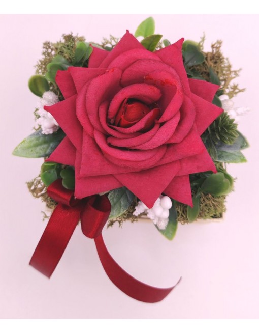 Kis doboz bordó rózsával 2