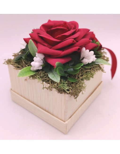 Kis doboz bordó rózsával 2