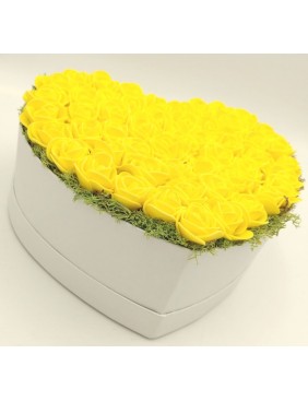 Szív doboz sárga rózsákkal