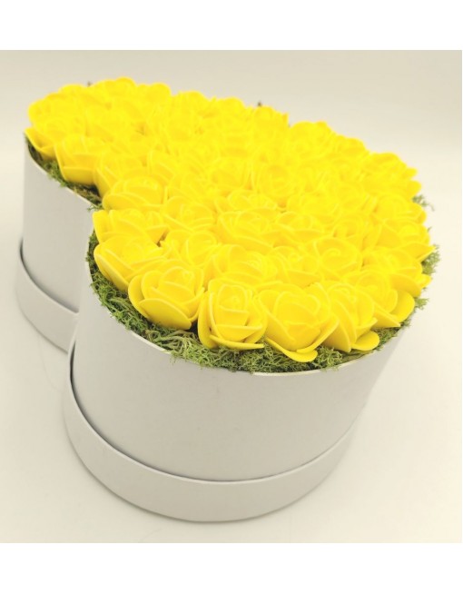 Szív doboz sárga rózsákkal