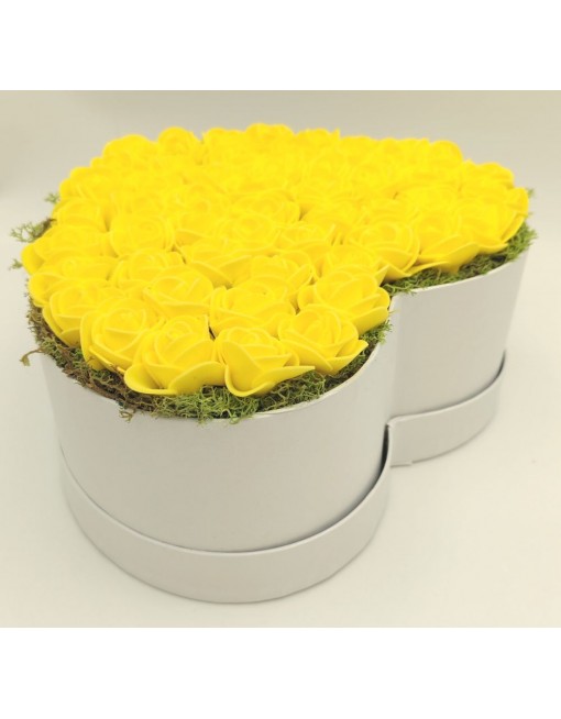 Szív doboz sárga rózsákkal