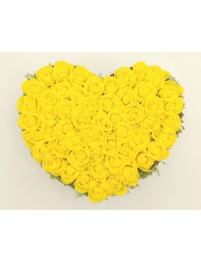 Szív doboz sárga rózsákkal