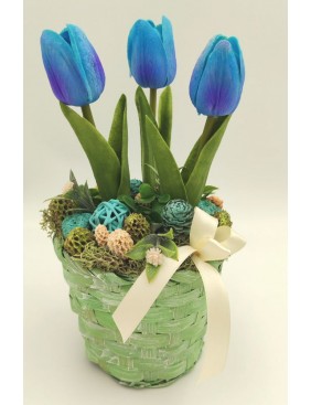 Kosár kék tulipánokkal