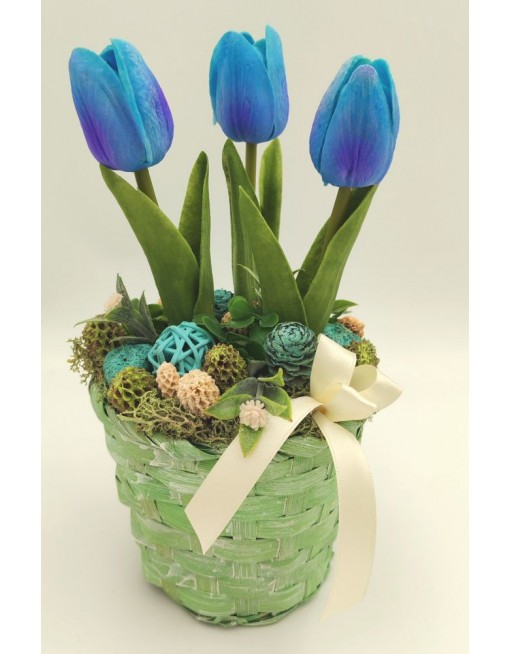 Kosár kék tulipánokkal