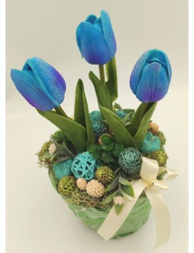 Kosár kék tulipánokkal