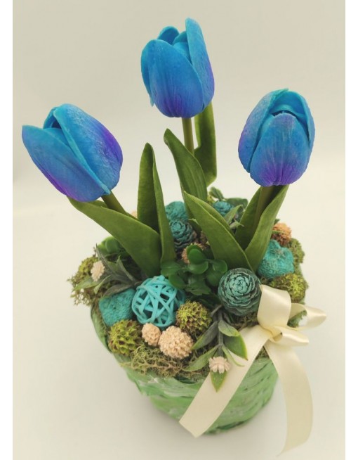 Kosár kék tulipánokkal