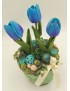 Kosár kék tulipánokkal