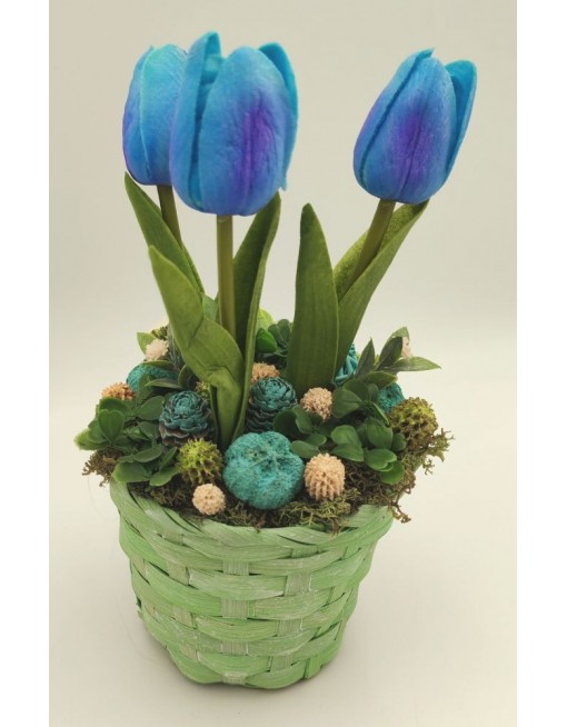 Kosár kék tulipánokkal