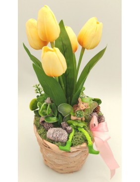 Kosár sárga tulipánokkal