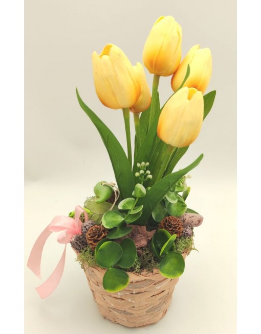 Kosár sárga tulipánokkal